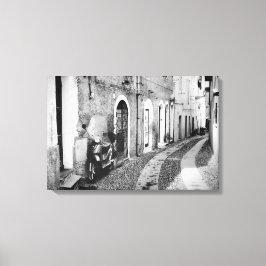 Scooter in een straat in Italië, zwart-wit Canvas Afdruk