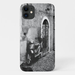 Scooter in een straat in Italië, zwart-wit Case-Mate iPhone Case
