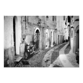 Scooter in een straat in Italië, zwart-wit Foto Afdruk