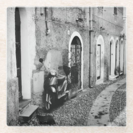 Scooter in een straat in Italië, zwart-wit Glazen Onderzetter