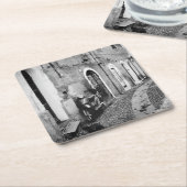 Scooter in een straat in Italië, zwart-wit Kartonnen Onderzetters (Schuin)