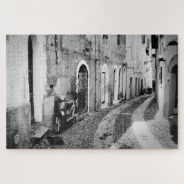 Scooter in een straat in Italië, zwart-wit Legpuzzel