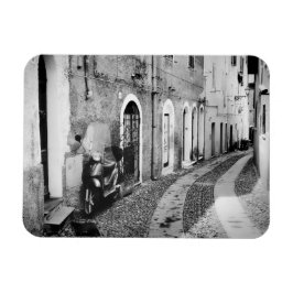 Scooter in een straat in Italië, zwart-wit Magneet