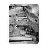 Scooter in een straat in Italië, zwart-wit Magneet (Verticaal)