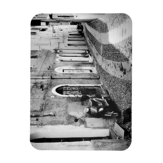 Scooter in een straat in Italië, zwart-wit Magneet (Verticaal)