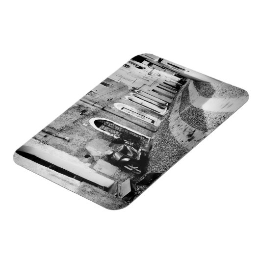 Scooter in een straat in Italië, zwart-wit Magneet (Linkerzijde)