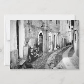 Scooter in een straat in Italië, zwart-wit Magnetische Uitnodiging (Voorkant)