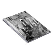 Scooter in een straat in Italië, zwart-wit Notitieboek (Rechterzijde)