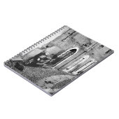 Scooter in een straat in Italië, zwart-wit Notitieboek (Linkerzijde)