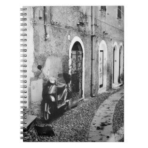 Scooter in een straat in Italië, zwart-wit Notitieboek