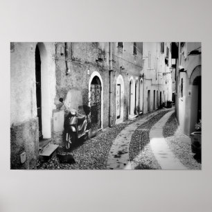Scooter in een straat in Italië, zwart-wit Poster