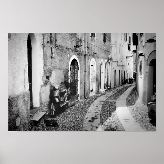 Scooter in een straat in Italië, zwart-wit Poster (Voorkant)