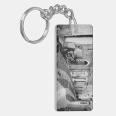 Scooter in een straat in Italië, zwart-wit Sleutelhanger (Voorkant Links)