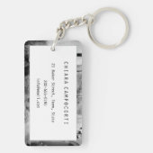 Scooter in een straat in Italië, zwart-wit Sleutelhanger (achterkant)