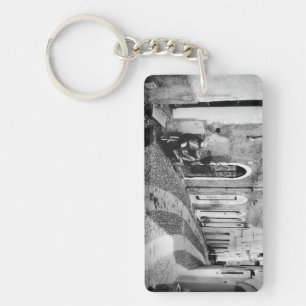 Scooter in een straat in Italië, zwart-wit Sleutelhanger