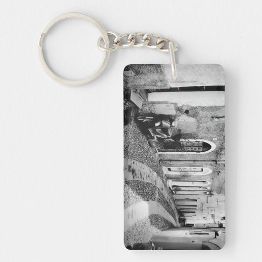 Scooter in een straat in Italië, zwart-wit Sleutelhanger (Voorkant)