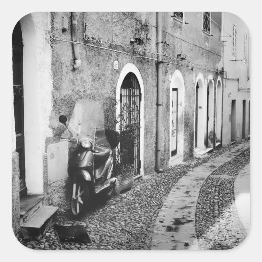 Scooter in een straat in Italië, zwart-wit Vierkante Sticker (Voorkant)