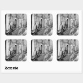 Scooter in een straat in Italië, zwart-wit Vierkante Sticker (Vel)