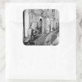 Scooter in een straat in Italië, zwart-wit Vierkante Sticker (Tas)