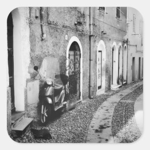 Scooter in een straat in Italië, zwart-wit Vierkante Sticker