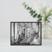 Scooter in een straat in Napels, zwart-wit Briefkaart (Staand voorkant)