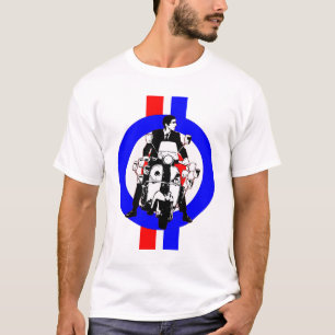 Scooter Rider van zestig op doel en strepen T-shirt