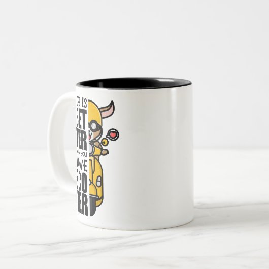 Scooter Riding Goat T-shirt Tweekleurige Koffiemok (Voorkant links)
