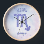 Scorpio Astrology Sign Speciaal Paars<br><div class="desc">Deze  paarse en lavender Scorpio-klok kenmerkt je astrologisch teken van de Zodiac in een mooie glans zoals de constellaties. Pas dit schattige geschenk met jouw naam in krullend manuscript voor iemand aan met een verjaardag eind Oktober of vroege verjaardag van November.</div>