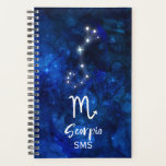Scorpio Zodiac Constellation Blue Galaxy Monogram Planner<br><div class="desc">Schorpioen Zodiac Constellation Blue Galaxy Monogram Design Met trendy geborsteld script lettertype, donkerblauwe hemelse waterverf achtergrond textuur, gloeiende sterrenbeeld, en The Scorpion symbol. Modern Astrologisch Geboortehoroscoop, is perfect voor elke Scorpion Verjaardag Van 23 oktober - 21 november ! Met optionele monogram First Middle en Achternaam Initiaal Letters (Of laat het...</div>