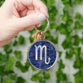 Scorpio Zodiac Symbool op Navy Blue Camo Sleutelhanger (Hand)
