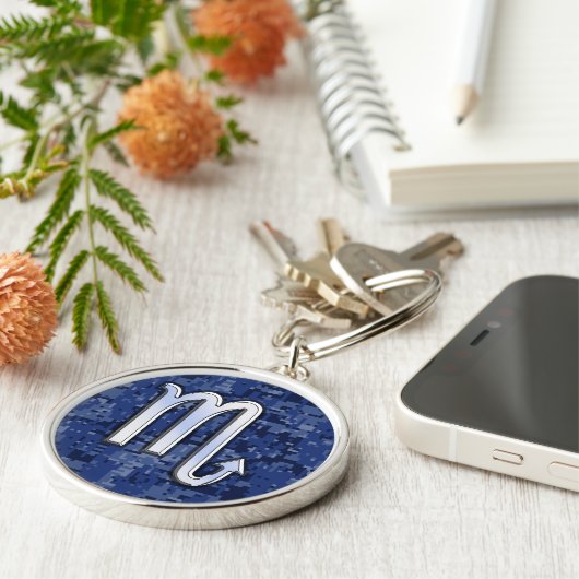 Scorpio Zodiac Symbool op Navy Blue Camo Sleutelhanger (Zijkant)