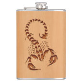 Scorpion silhouet gegraveerd op houtafbeelding heupfles (Voorkant)