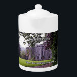 Scotland Armadale Castle Donald / MacDonald Clan Theepot<br><div class="desc">Armadale Castle, op het eiland Skye, wordt beschouwd als het spirituele huis van Clan Donald/MacDonald, Dit ontwerp bevat een foto van een oud deel van het kasteel van Armadale en enkele van de bloemen in de nabijgelegen tuin. De hoofden van de Clan Donald hadden tot bijna 1500 de titel van...</div>