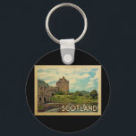 Scotland Castle Vintage Travel Sleutelhanger<br><div class="desc">Het Schotse ontwerp in de stijl Vintage Travel,  met de prachtige wijze waarop het kasteel van Eilean Donan wordt ontworpen.</div>