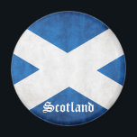 Scotland Grunge Flag Gepersonaliseerd Magneet<br><div class="desc">Scotland Grunge Flag, ook bekend als Saint. Andrew's Kruis en The Saltire. Oude Engelse stijltekst</div>