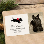 Scottie Dog Christmas Red Bow Retouradres Etiket<br><div class="desc">Voeg een beetje grillige charme toe aan het vakantieseizoen met deze schattige gepersonaliseerde adresetiketten. Dit stijlvolle ontwerp bevat uw eigen favoriete foto en een afbeelding in  stijl van een Schotse Terriër met een feestelijke strik. Kleuren: rood,  zwart en gebroken wit.</div>