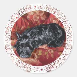 Scottie in een grote rode stoel ronde sticker