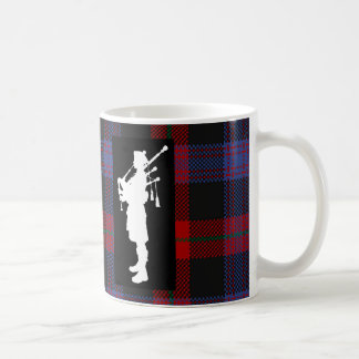 Scottish Bagpiper over Clan Brown Tartan Koffiemok
