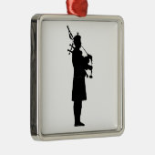 Scottish Bagpiper Silhouette Metalen Ornament (Rechts)