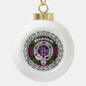 Scottish Clan Beaton Tartan en Crest Keramische Bal Ornament (Voorkant)