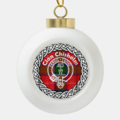 Scottish Clan Chisholm Tartan en Crest Keramische Bal Ornament (Voorkant)