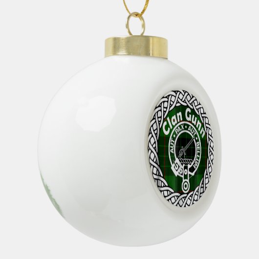 Scottish Clan Gunn Tartan en Crest Keramische Bal Ornament (Links)