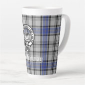 Scottish Clan Hannay Crest Badge en Tartan Custom Latte Mok (Rechterhoek)