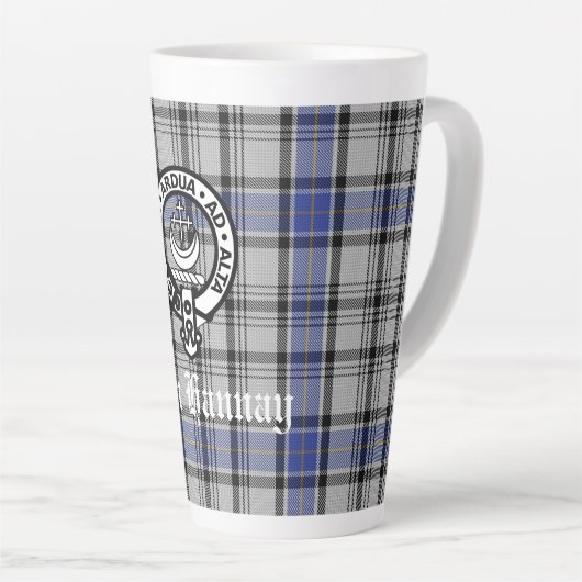 Scottish Clan Hannay Crest Badge en Tartan Custom Latte Mok (Rechterhoek)