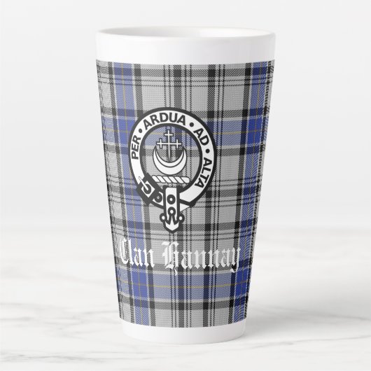 Scottish Clan Hannay Crest Badge en Tartan Custom Latte Mok (Voorkant)