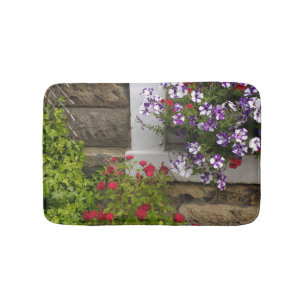 Scottish cottage window met petunias en rozen badmat
