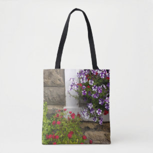 Scottish cottage window met petunias en rozen tote bag