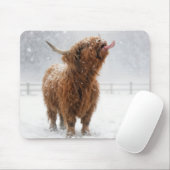Scottish Highland Cow Licking Snowflakes Muismat (Met muis)