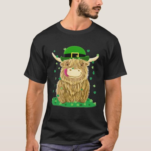 Scottish Highland Cow With Shamrocks St Patrick's T-shirt (Voorkant)