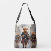 Scottish Highland Koe Bagpipe Parade, Crossbody Tas (Achterkant)
